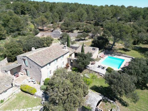 Mas Traditionnel A Gordes En Pleine Nature — Gordes