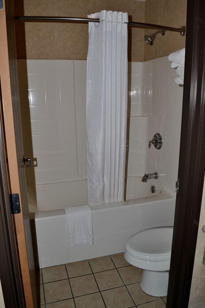 Paola Inn And Suites - photo 27