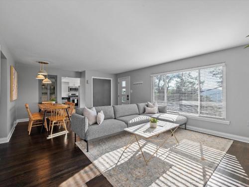 Stylish and Bright 3Bd Home Amazing Deck Game Room Free Parking — 4-Star Luxury Hotel in Pittsburgh, United States
