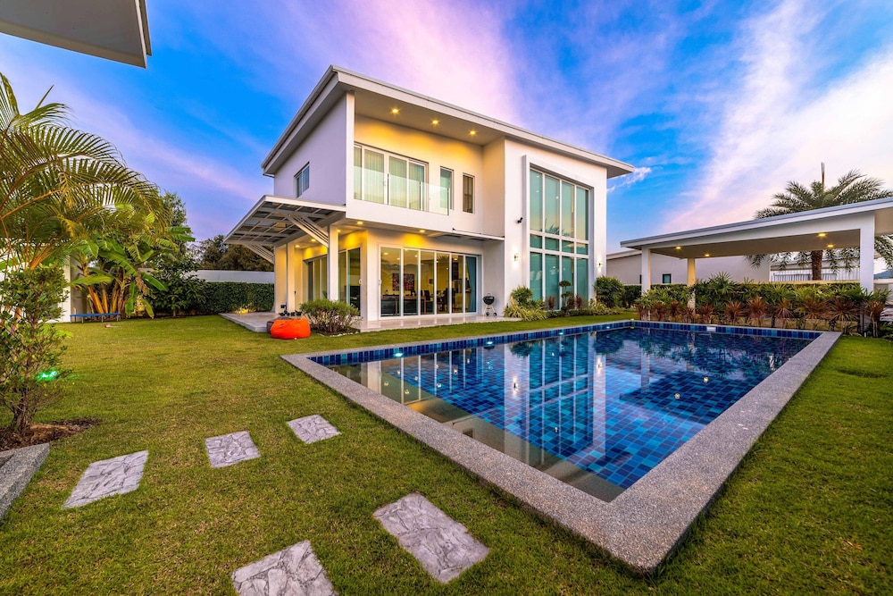 Modern 3 bedroom Pool Villa PG19 — 4-Star Luxury Hotel in Cha-Am, Thailand