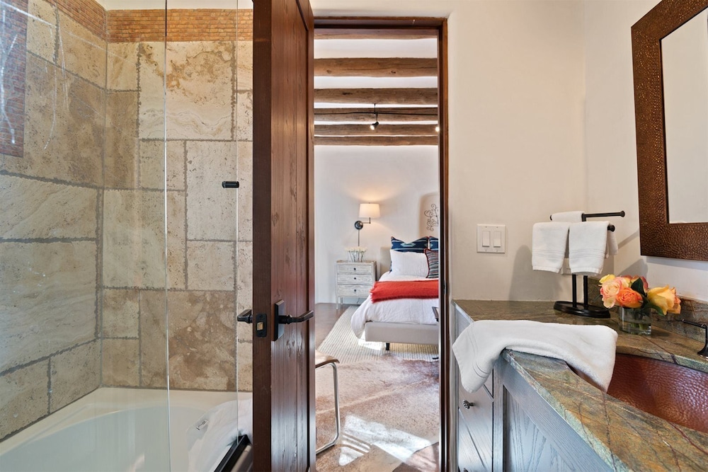 Carmel Elegant East Side Adobe With Kiva Fireplace Walk to Canyon Rd and The Plaza - photo 5