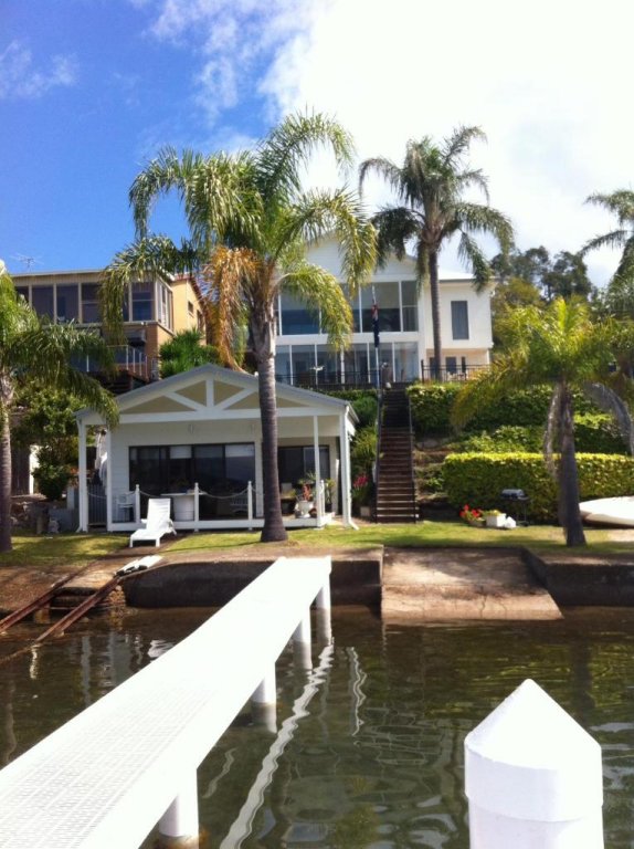 Overnight Reflections B&B — 4-Star Luxury Hotel in Toronto, Australia