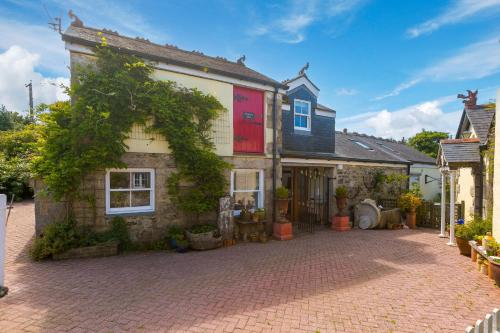 Pilgrims Barn - carbon neutral hotel in Hayle