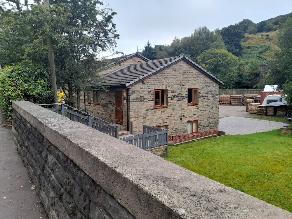 Canal View — 4-Star Luxury Hotel in Todmorden, United Kingdom