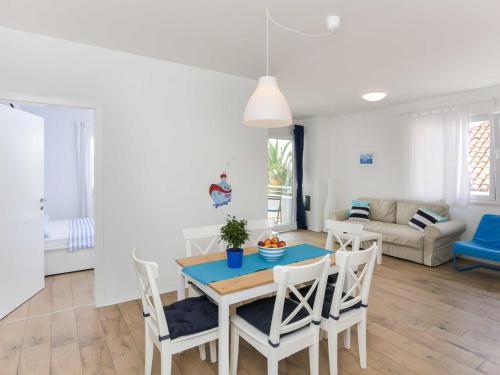 Apartments Villa Karmen Two Bedroom Apartment with Balcony and Sea View Lu i