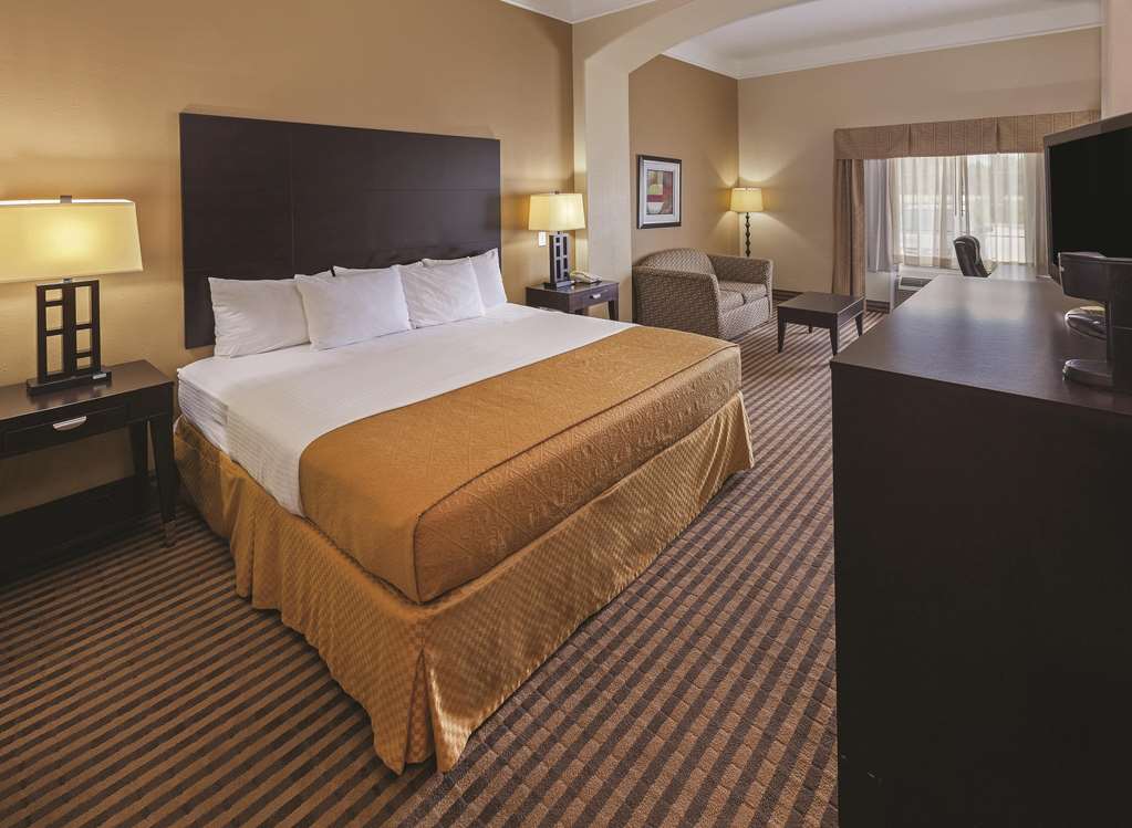 La Quinta Inn & Suites by Wyndham Livingston - photo 13