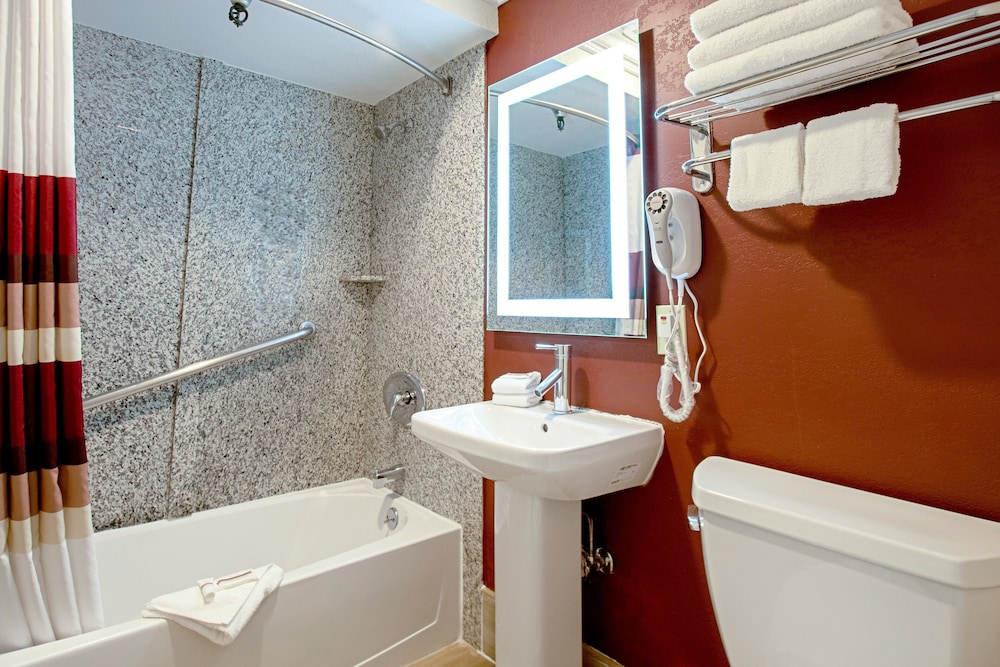 Red Roof Inn & Suites Monterey - photo 27