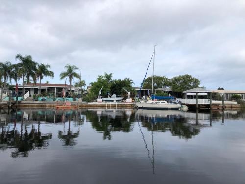 Hudson wide canalfront with 10 000 lb lift & floating dock in Hudson, United States