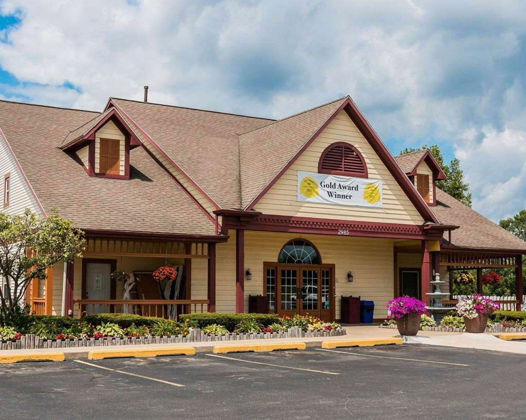 Econo Lodge & Suites Grand Rapids Airport - photo 2