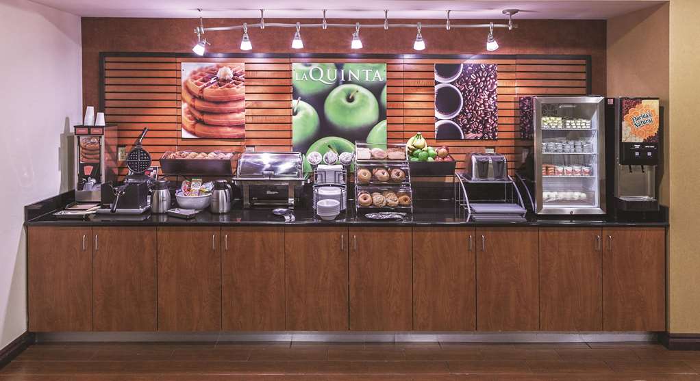 La Quinta Inn & Suites by Wyndham Edmond - photo 34