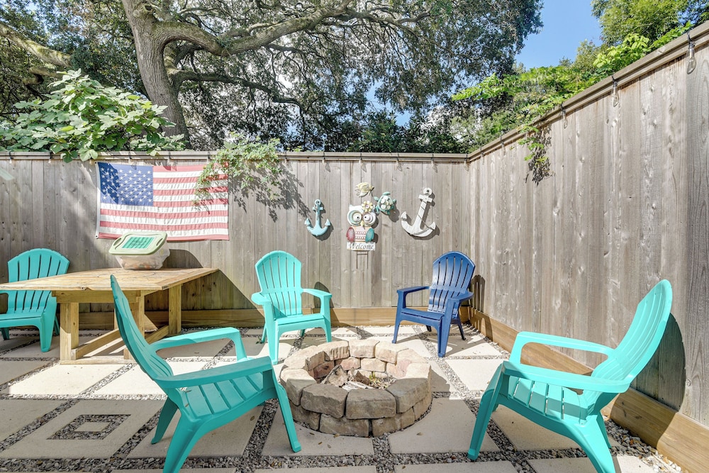 3 Mi to Boardwalk: Bacliff Apartment w Hot Tub — 4-Star Luxury Hotel in Bacliff, United States