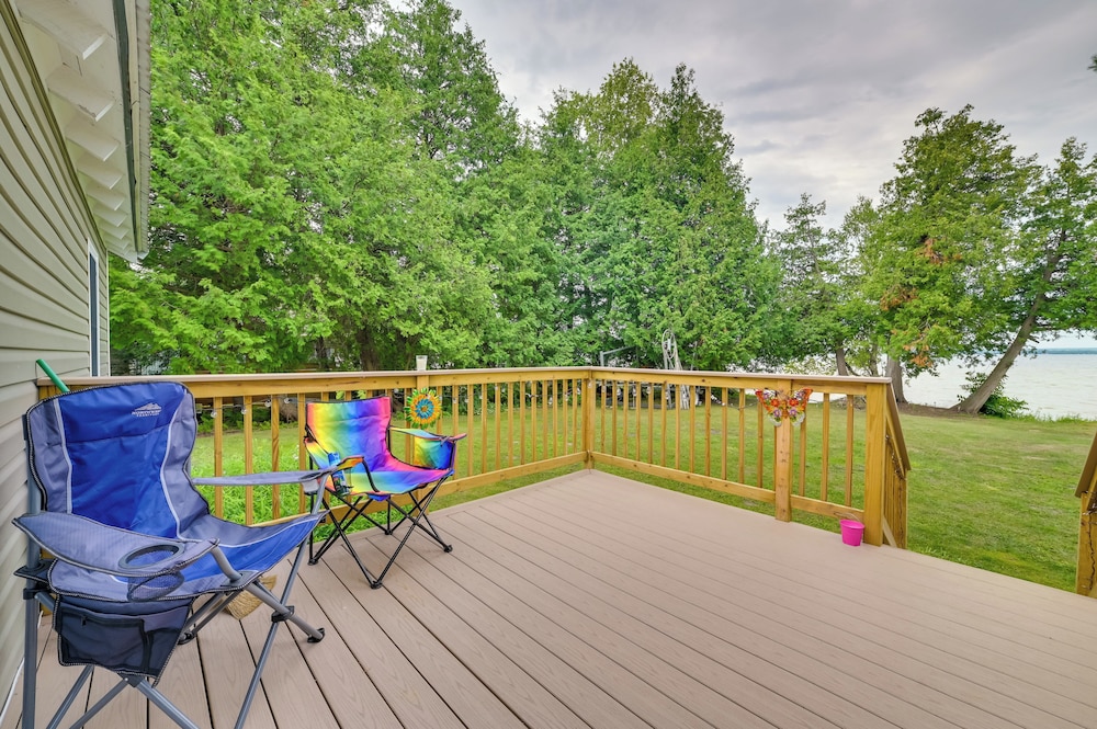 Lakefront Michigan Abode w Deck & Fire Pit — hotel in Cheboygan