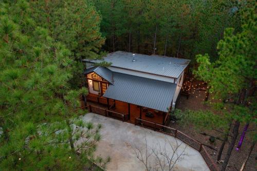 Cozy Cabin Perfect for Couples — 4-Star Luxury Hotel in Broken Bow, United States