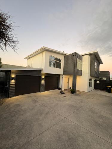 Papamoa Family Beach House — 4-Star Luxury Hotel in Tauranga, New Zealand