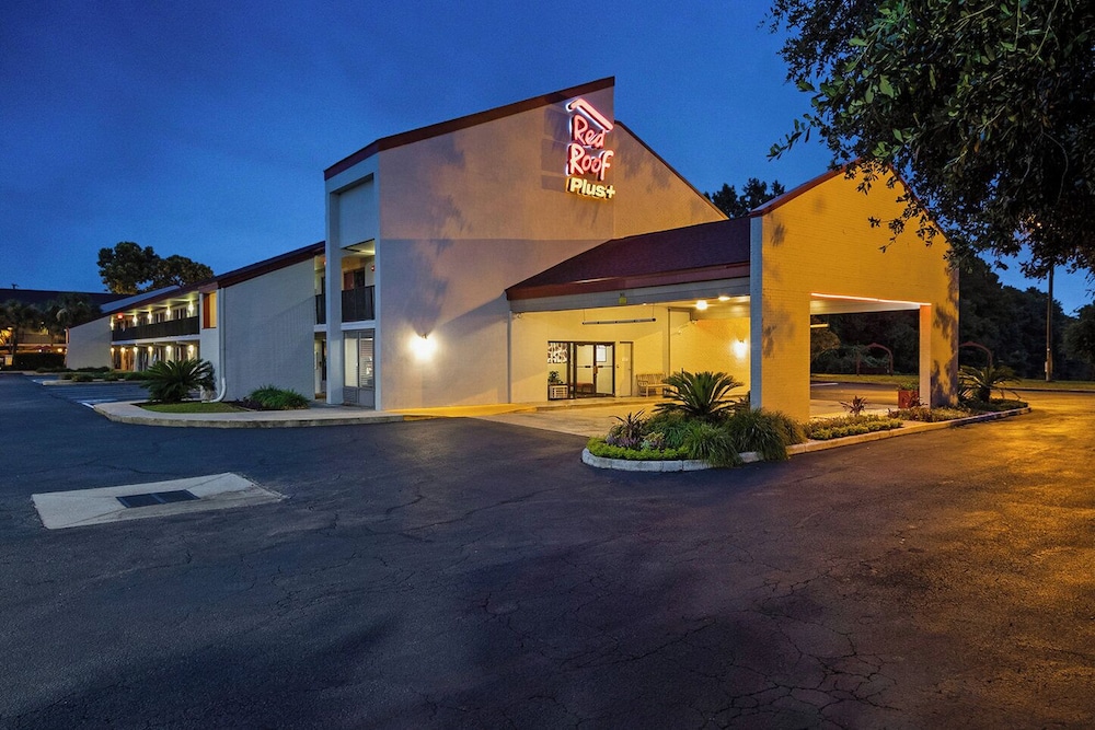 Red Roof Inn PLUS Mt Pleasant Patriots Point - photo 25