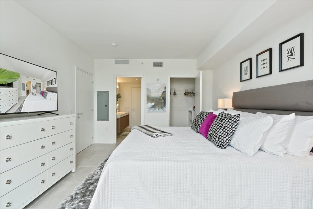Top Fort Lauderdale Condo 7th Floor Private and Sanitized Hotel Amenities Free Parking for Stays Over 27 Days 400 ft From the Beach. Hosted by Super Host Fort Lauderdale - photo 4