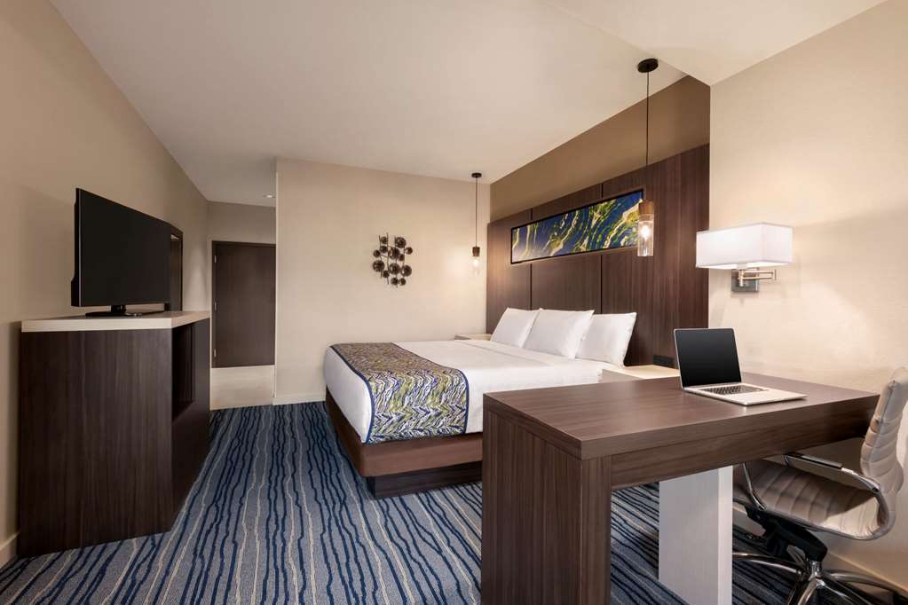La Quinta Inn & Suites by Wyndham Orlando IDrive Theme Parks - photo 26