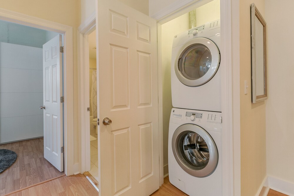 Hip 2BR in Arts Warehouse District - photo 38