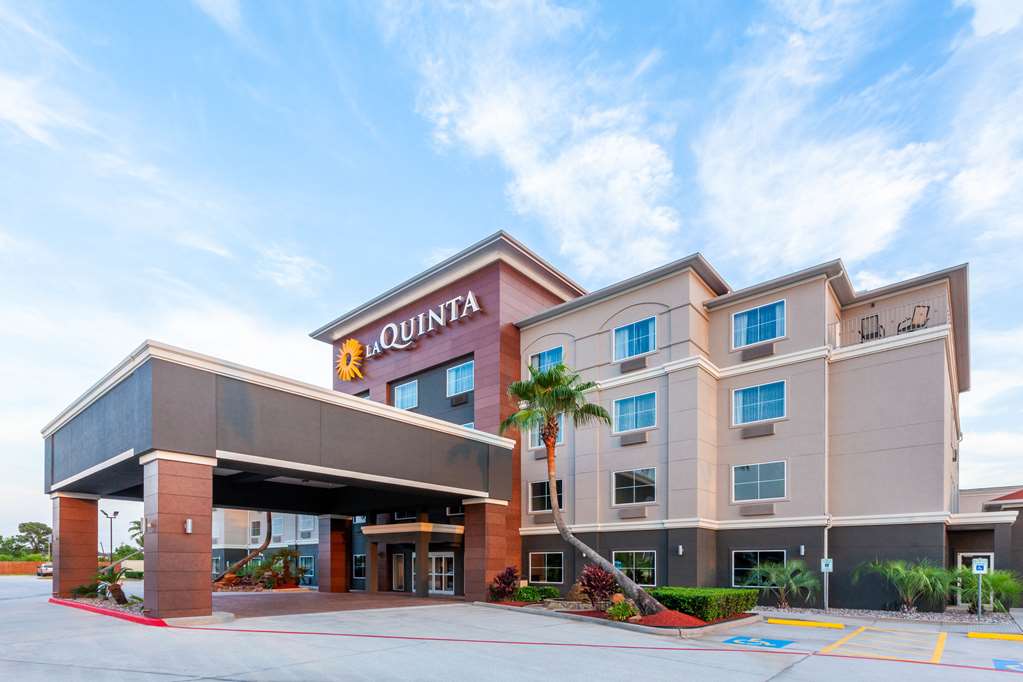 La Quinta Inn & Suites by Wyndham Houston Channelview - photo 3