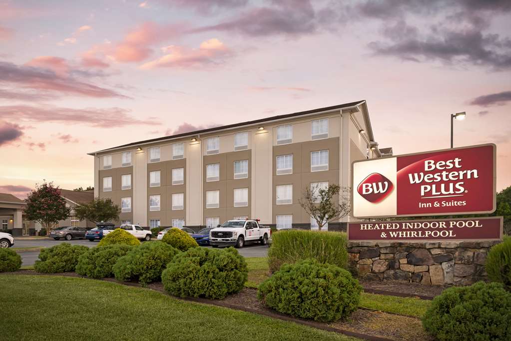 Best Western Plus Crossroads Inn & Suites - photo 23