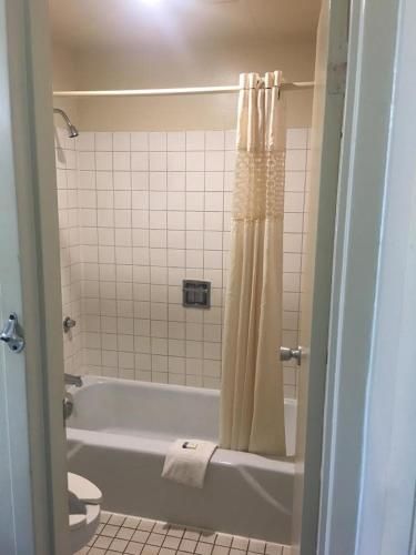 Budgetel Inn and Suites Dalton - photo 7