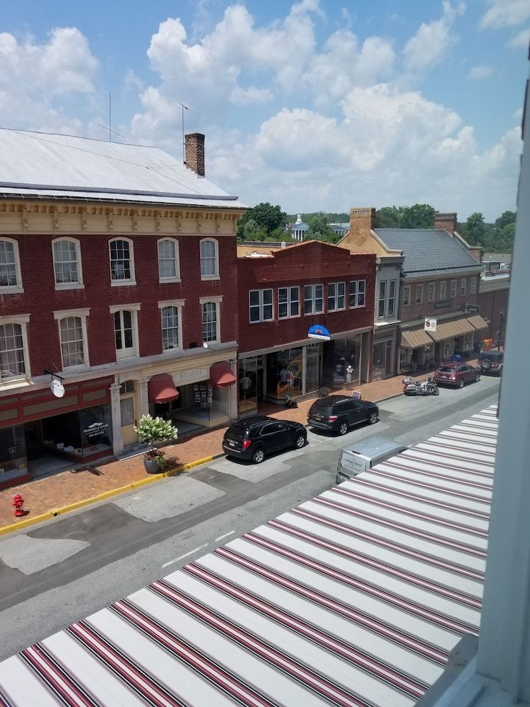 Sheridan Livery Inn & Restaurant - photo 2