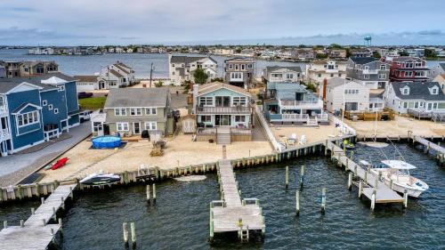 Bay Front 2Nd Floor Duplex Boasts Amazing Bay Views From Both Porch And Deck Located In Ship Bottom 14016 — hotel in Ship Bottom