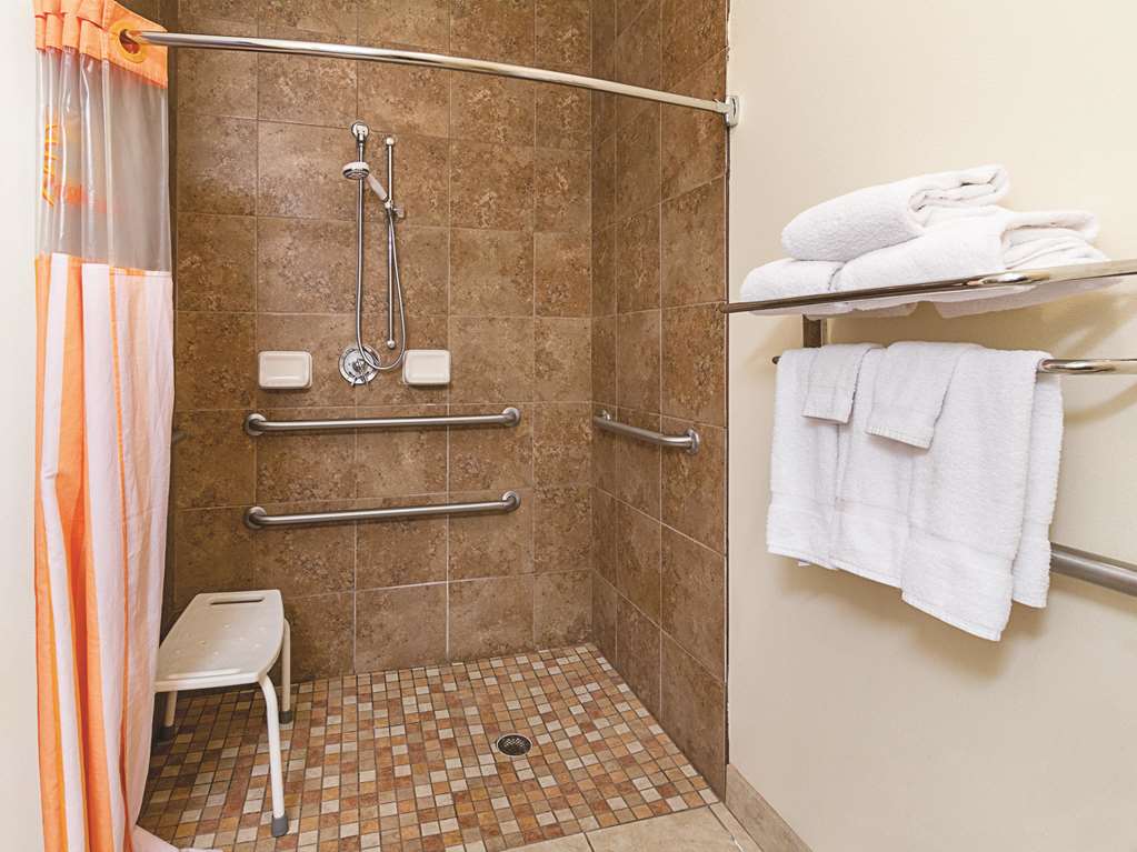 La Quinta Inn & Suites by Wyndham Glen Rose - photo 18