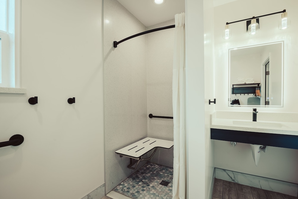 Blufftop Inn & Suites - photo 75