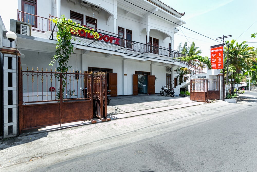 Reddoorz Near Puro Mangkunegaran — Surakarta