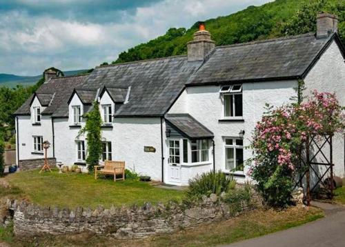 Scenic Welsh Cottage in the Brecon Beacons — 4-Star Luxury Hotel in Crickhowell, United Kingdom