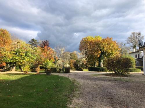 Gîte insolite Domaine Shanti Lande — hotel in Menesplet