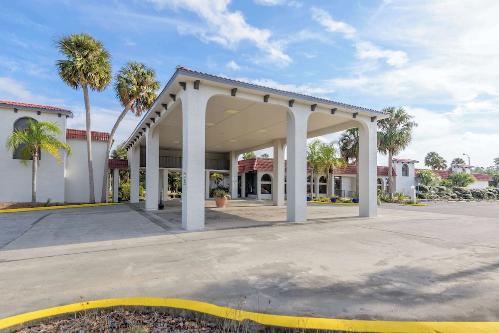 Motel 6 Spring Hill FL Weeki Wachee - carbon neutral hotel in Spring Hill