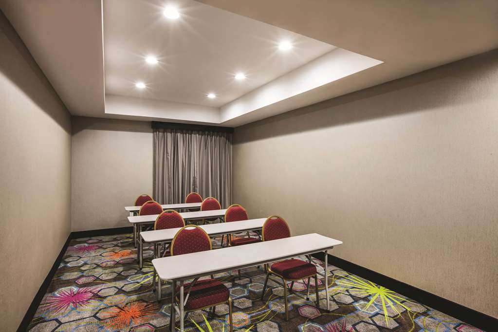 La Quinta Inn & Suites by Wyndham Baton Rouge Port Allen - photo 23