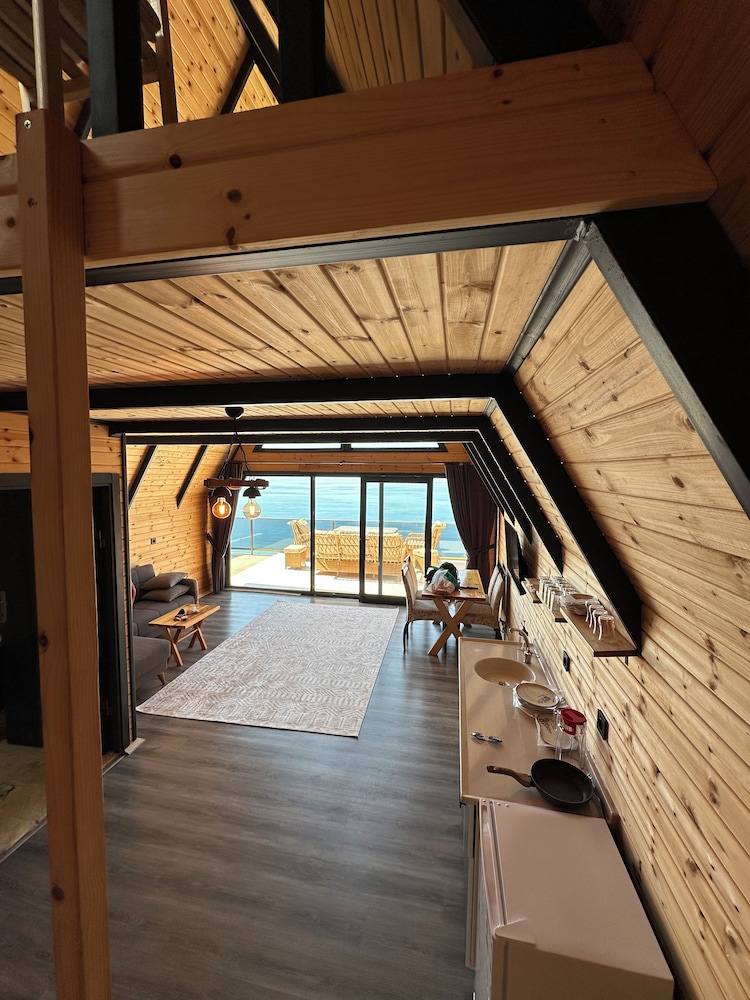 Deniz Ustu Bungalov — Findikli