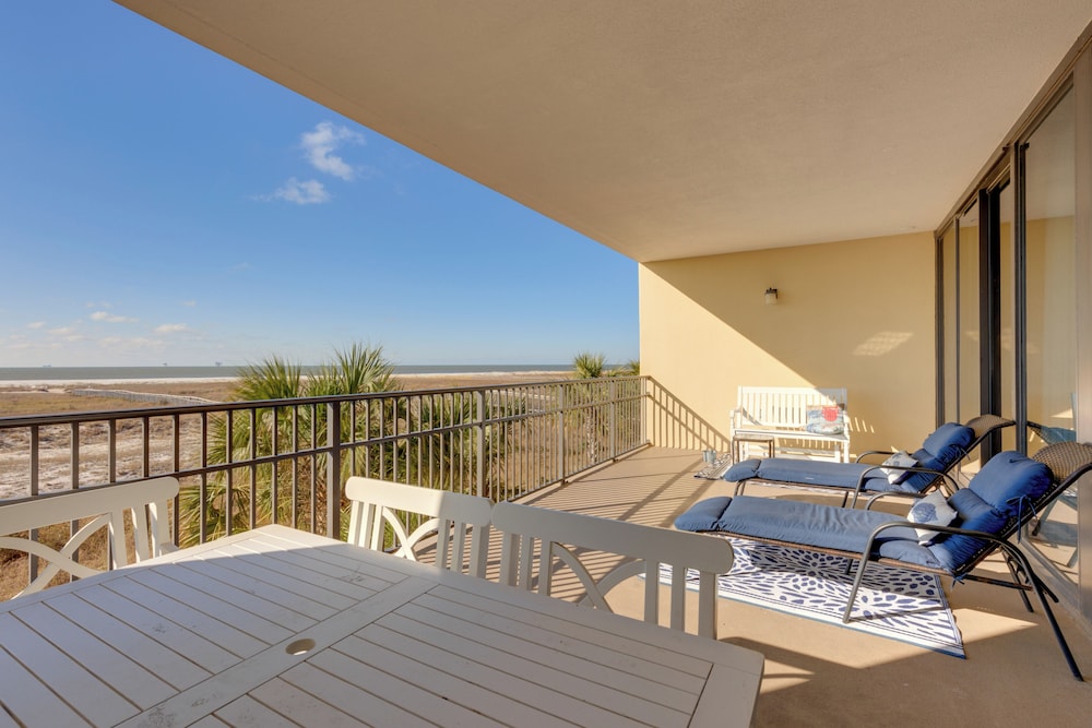 Beach Access and Boardwalk Condo in Dauphin Island — 4-Star Luxury Hotel in Dauphin Island, United States