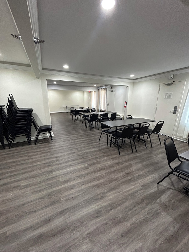 Clarion Pointe Greensboro Coliseum Area - photo 34