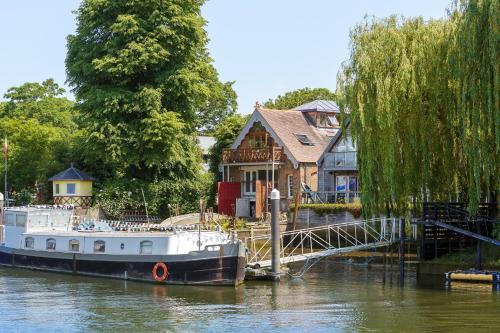 Eel Pie Boathouse — 4-Star Luxury Hotel in Twickenham, United Kingdom