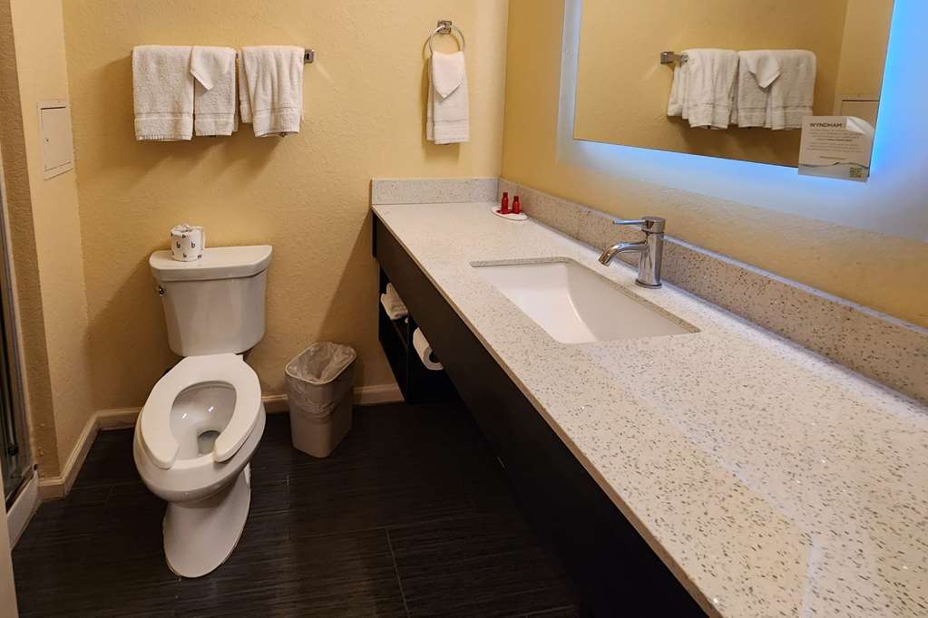 Days Inn by Wyndham Freeport - photo 19
