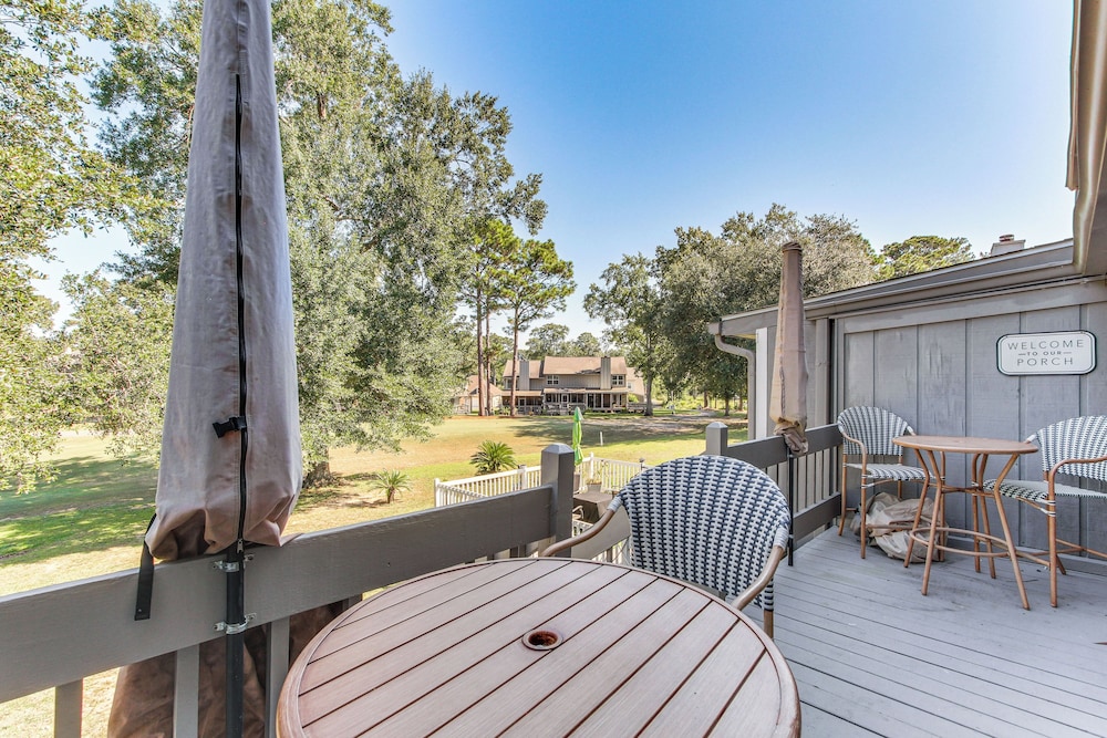 Inviting Home w Golf Course View in Diamondhead — 4-Star Luxury Hotel in Diamondhead, United States