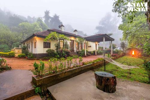 StayVista at Serenity of Sunny Side with TV Lawn Lake View in Kodaikanal, India