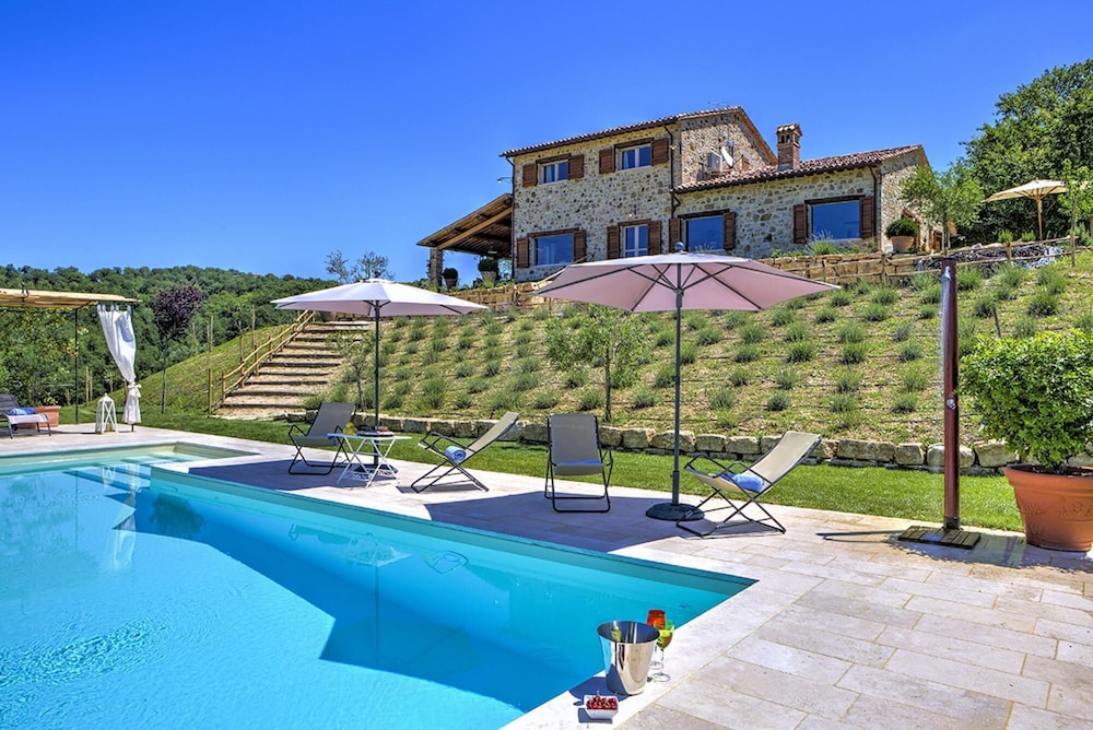 Casale Dei Gelsomini 8 Emma Villas — 4-Star Luxury Hotel in Todi, Italy