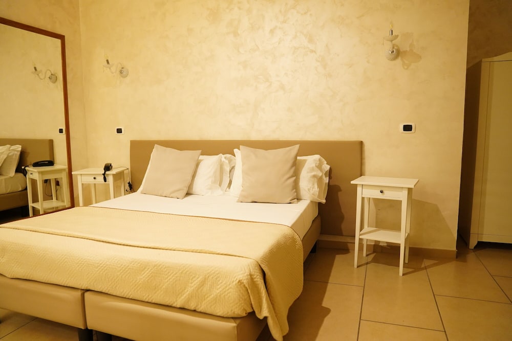 Bee Queen Hotel — Giugliano In Campania — photo 5