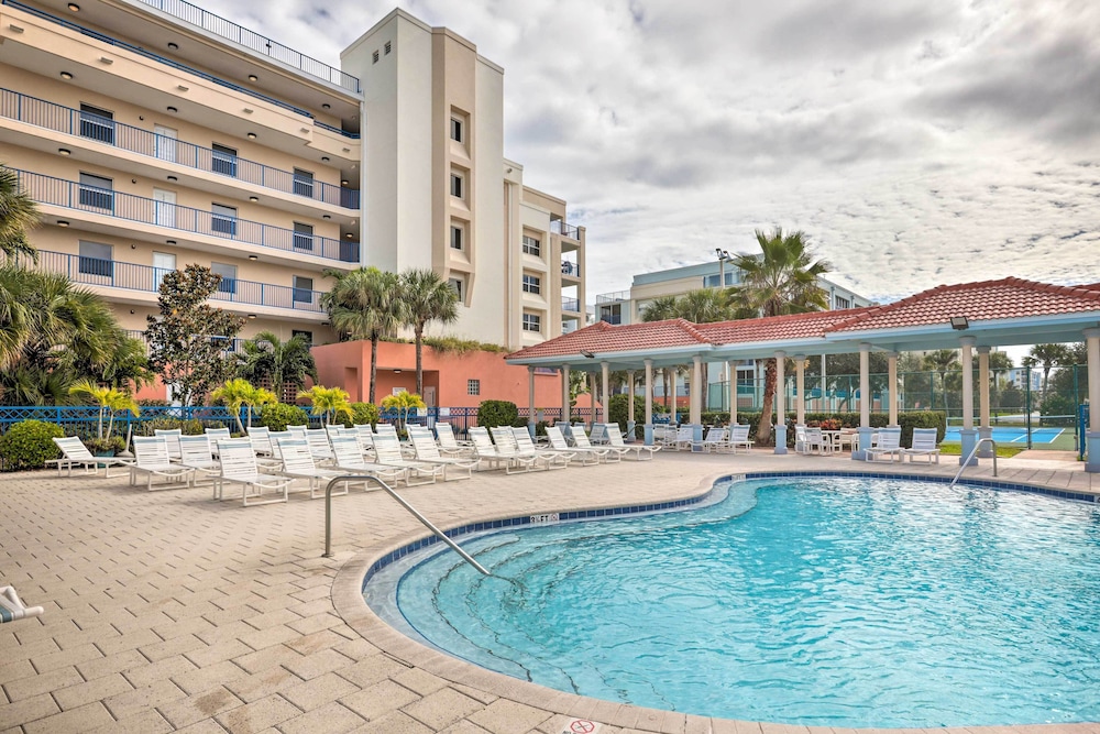 New Smyrna Beach Condo with Balcony And Pool Access — 4-Star Luxury Hotel in New Smyrna Beach, United States