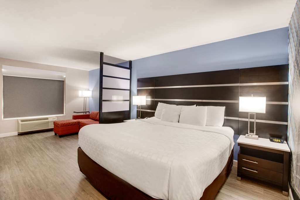 Clarion Pointe Atlanta Airport College Park - photo 17