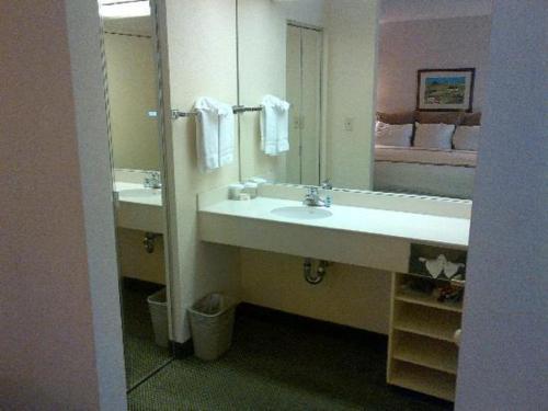 Hawthorn Suites by Wyndham Sacramento - photo 24