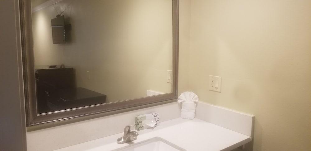 Le Blanc Inn & Suites - photo 13