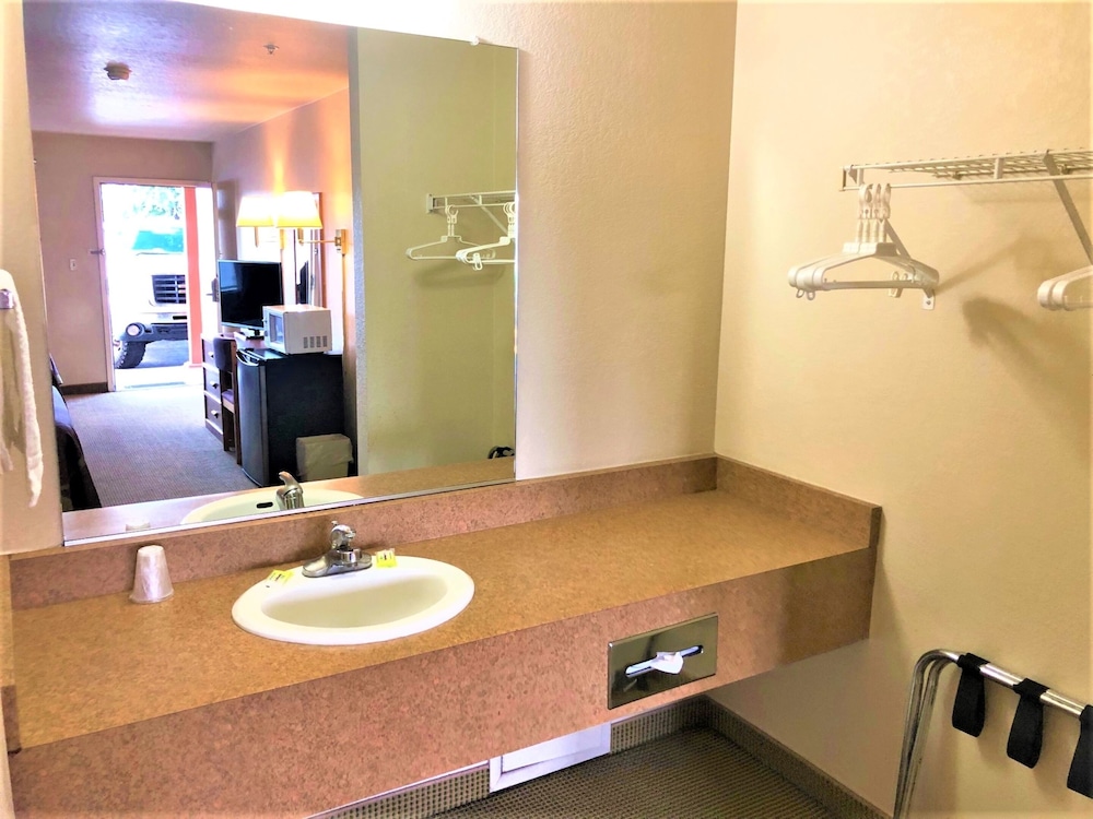 Rodeway Inn Copper Stay Benson AZ I 10 Exit 304 - photo 2