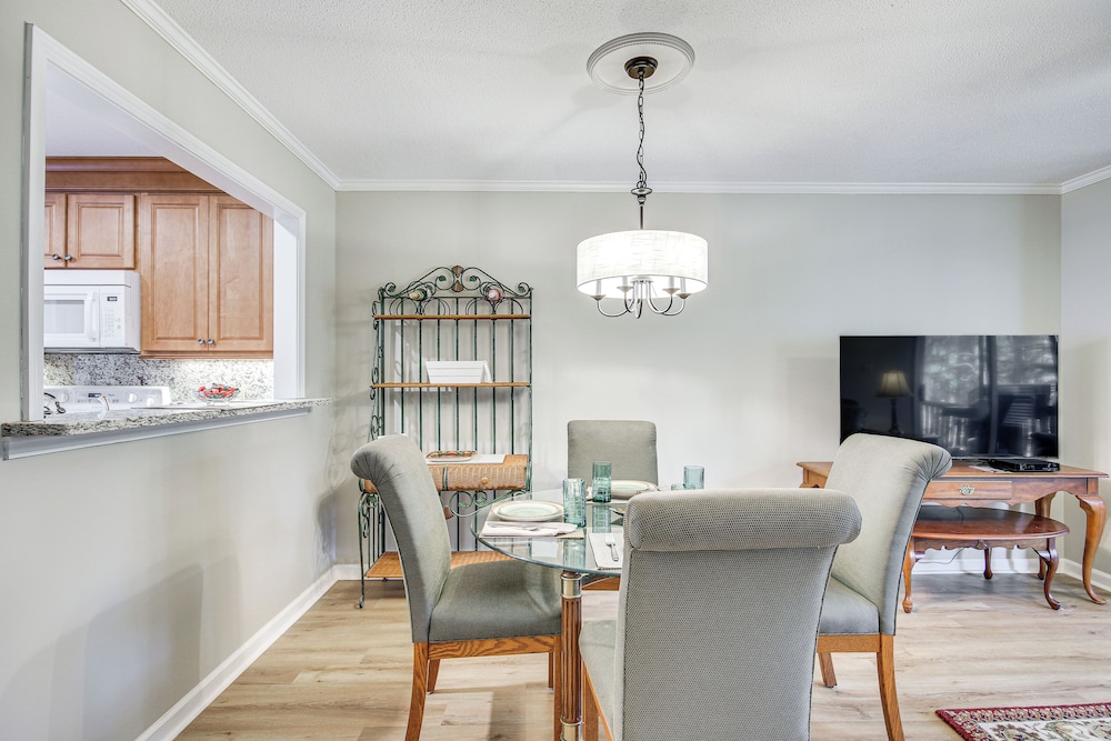 Modern Mccormick Townhome on Lake Thurmond — 4-Star Luxury Hotel in Mccormick, United States