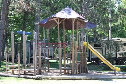 Cabin O' Pines A Family Friendly Resort - photo 3